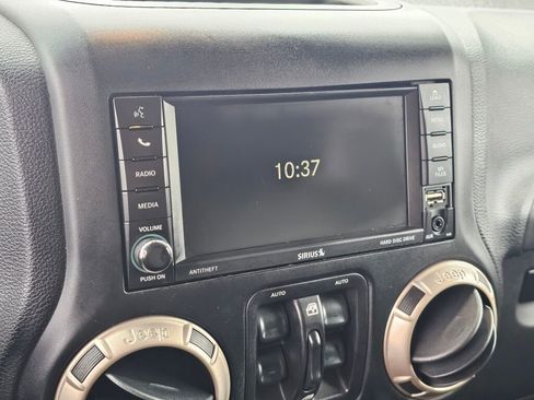 Used 2016 Jeep Wrangler Unlimited Sahara image 33