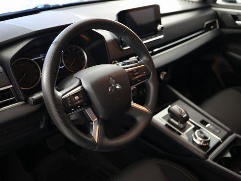 Used 2024 Mitsubishi Outlander ES image 18