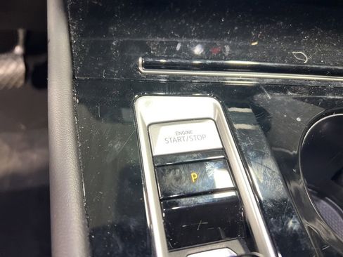 Used 2025 Volkswagen Atlas Cross Sport SE image 32