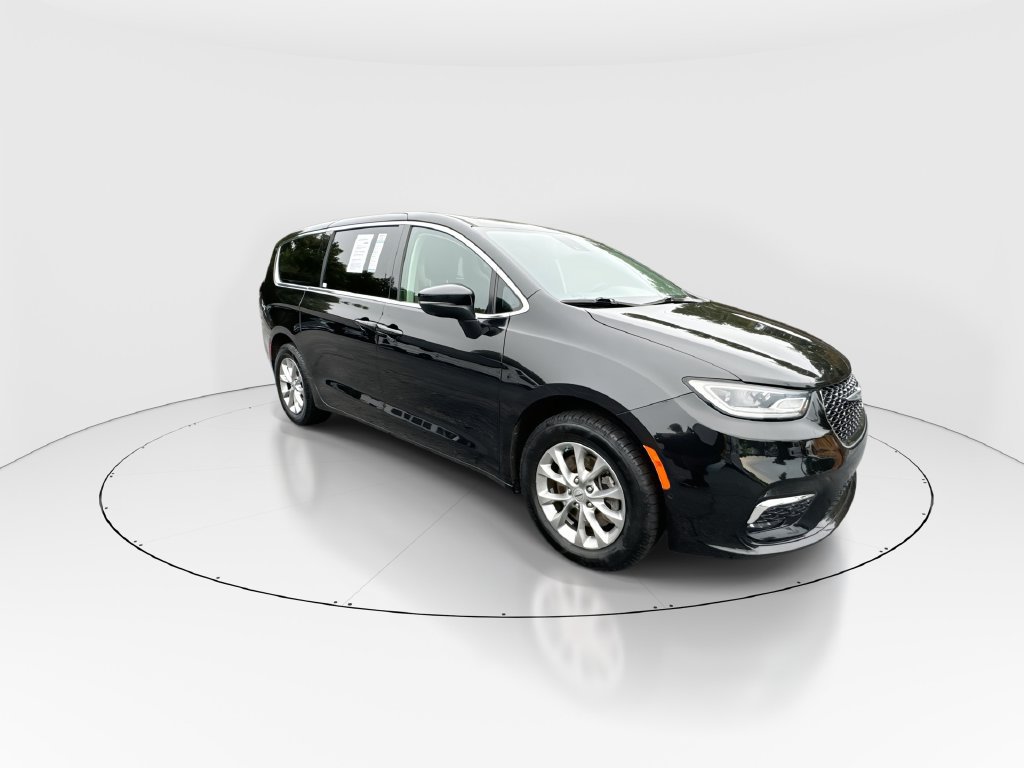 Used 2023 Chrysler Pacifica Touring-L w/ Uconnect Theater Family Group AWD/4WD image 2