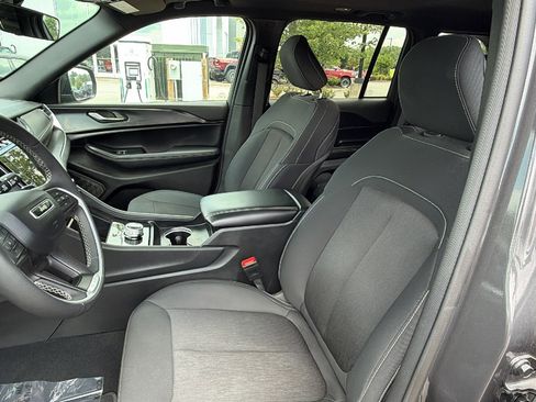 Used 2025 Jeep Grand Cherokee Laredo X w/ Luxury Tech Group I AWD/4WD image 17