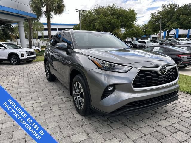 Used 2025 Toyota Highlander XLE FWD image 17