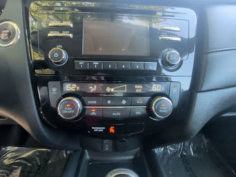 Used 2017 Nissan Rogue SV FWD image 19