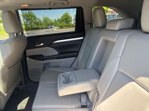 Used 2019 Toyota Highlander XLE image 10
