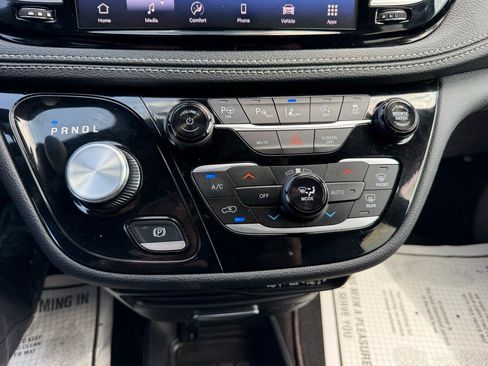 Used 2025 Chrysler Pacifica Select FWD image 24