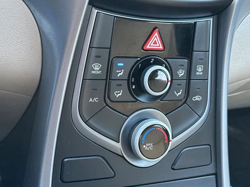 Used 2014 Hyundai Elantra SE image 19