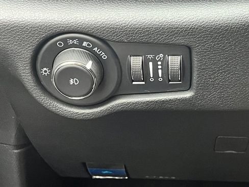 Used 2023 Chrysler Pacifica Touring FWD image 24