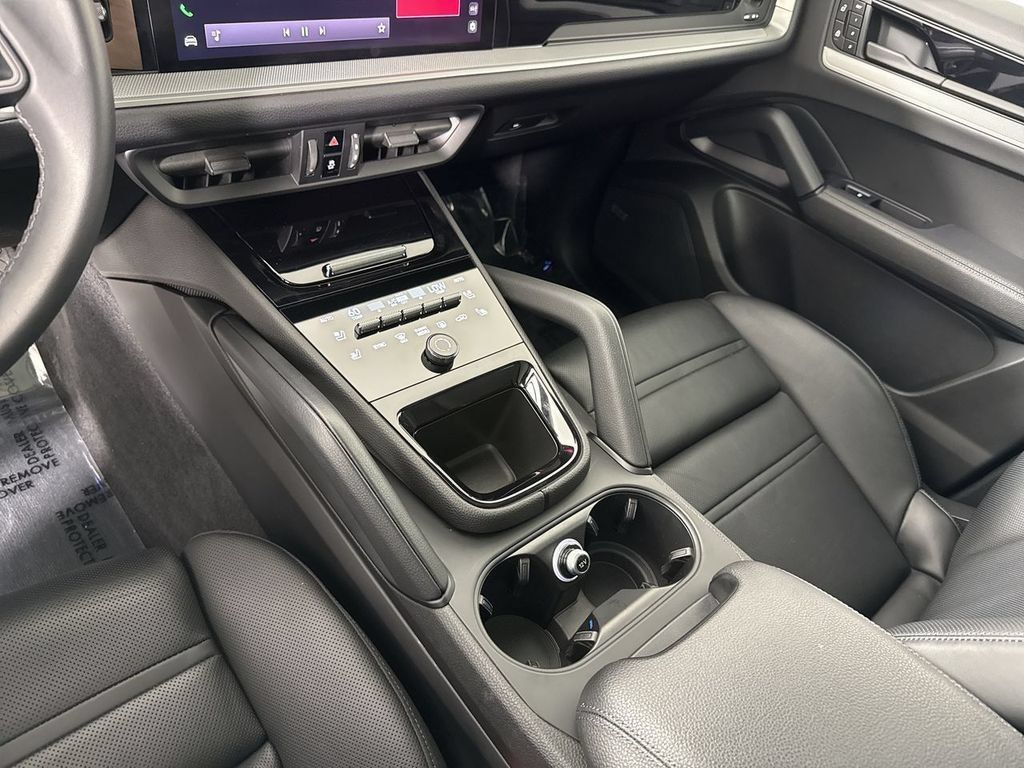 Certified 2024 Porsche Cayenne Coupe AWD/4WD image 31