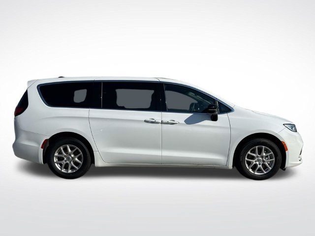 Used 2025 Chrysler Pacifica Select FWD image 11