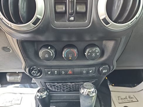 Used 2018 Jeep Wrangler Unlimited Sahara w/ Connectivity Group AWD/4WD image 23