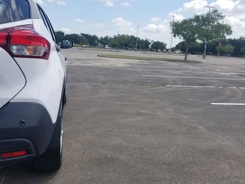 Used 2020 Nissan Kicks S FWD image 23