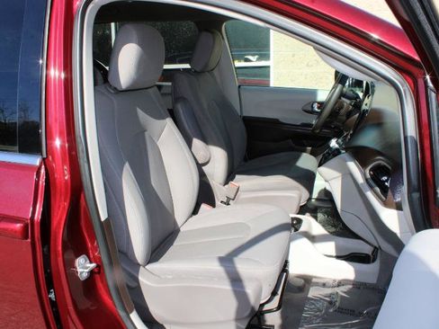 Used 2021 Chrysler Voyager LX image 11