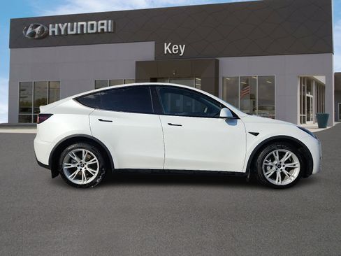 Used 2022 Tesla Model Y Long Range image 3