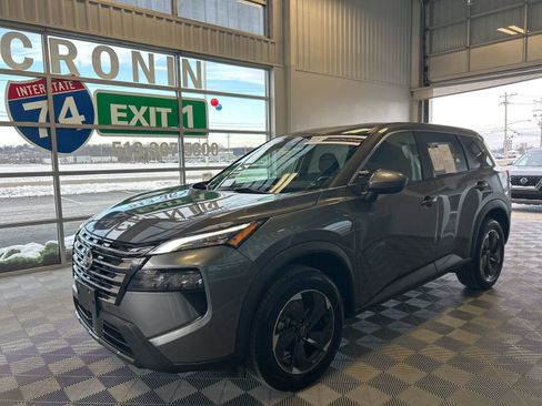 Used 2024 Nissan Rogue SV image 3