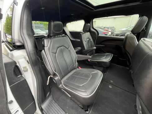 Used 2025 Chrysler Pacifica Limited FWD image 43