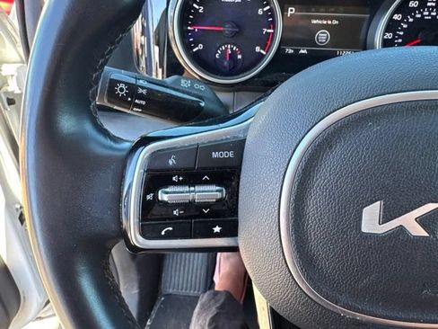 Used 2022 Kia Carnival EX FWD image 12
