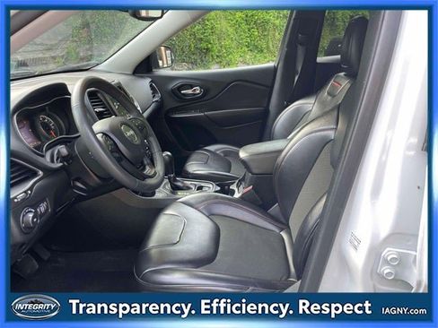 Used 2022 Jeep Cherokee Trailhawk image 15