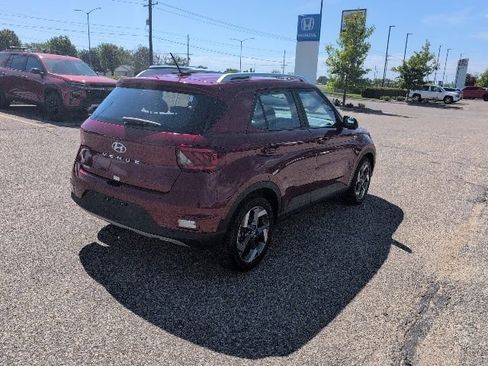 Used 2025 Hyundai Venue SEL FWD image 17