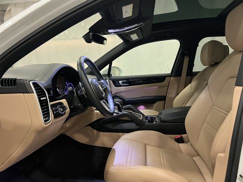 Certified 2022 Porsche Cayenne image 5