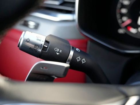 Used 2022 Jaguar F-PACE SVR image 53