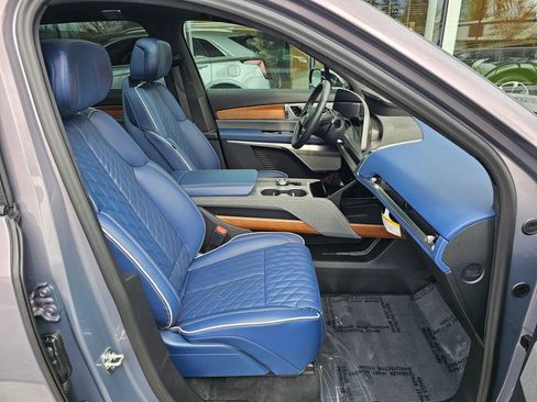 Used 2026 Cadillac Vistiq Premium Luxury image 11