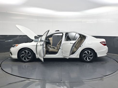 Used 2017 Honda Accord EX image 32
