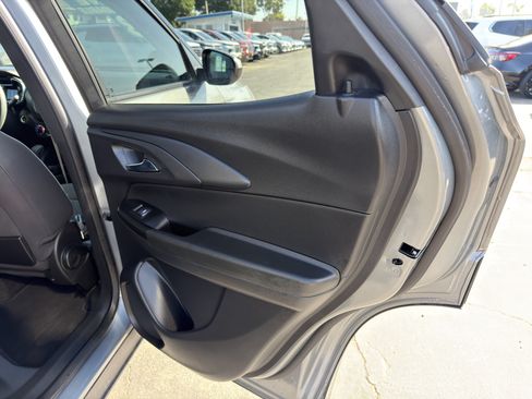 Used 2023 Chevrolet TrailBlazer LT FWD image 13