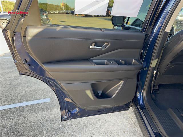 Used 2025 Nissan Pathfinder SL FWD image 26