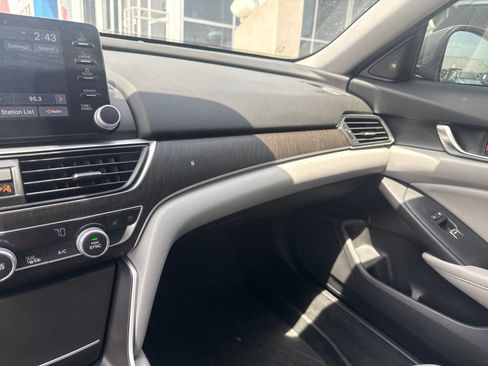 Used 2018 Honda Accord Touring image 25