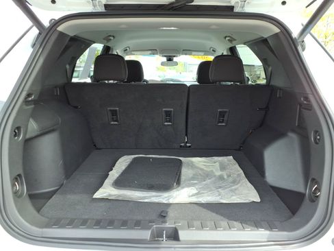 Used 2023 Chevrolet Equinox LT w/ Driver Convenience Package AWD/4WD image 12