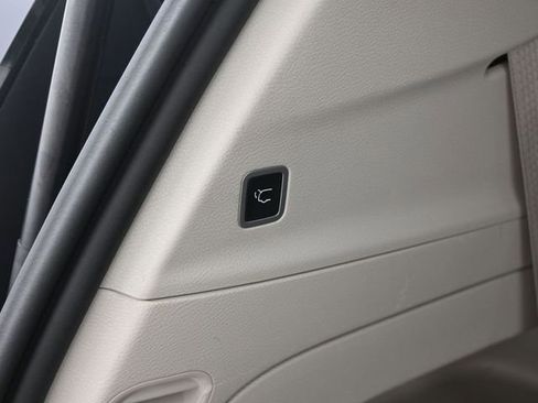 Used 2023 Chrysler Pacifica Touring-L FWD image 28