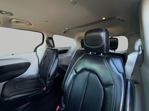 Used 2024 Chrysler Pacifica Touring-L image 26