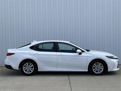 Used 2025 Toyota Camry LE image 3