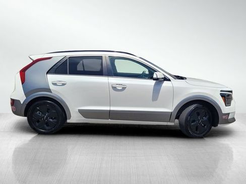 Used 2023 Kia Niro Wave FWD image 3