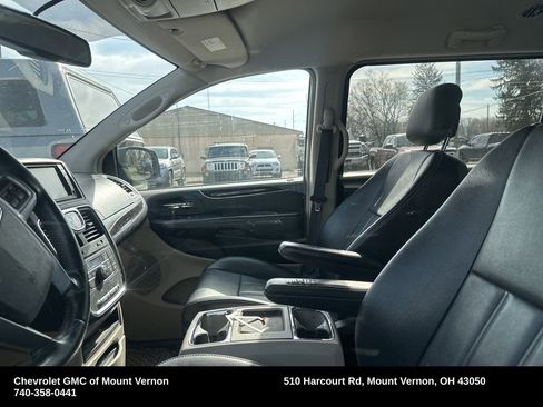 Used 2013 Chrysler Town & Country Touring FWD image 7