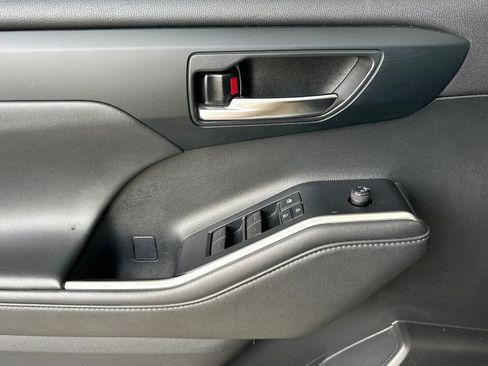Used 2022 Toyota Highlander XLE image 11