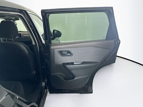 Used 2023 Nissan Rogue S image 30