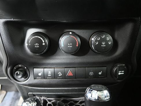 Used 2018 Jeep Wrangler Unlimited Rubicon w/ Dual Top Group AWD/4WD image 32