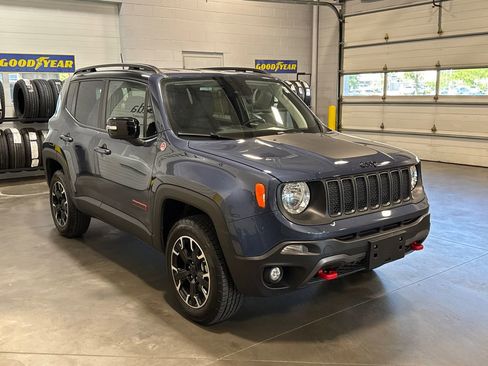 Used 2023 Jeep Renegade Trailhawk w/ Trailhawk Elite Group AWD/4WD image 3