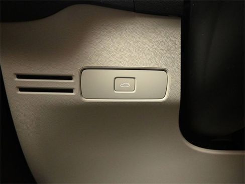 Used 2024 Volvo XC40 B5 Plus w/ Protection Package Premier image 28