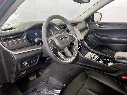 Used 2023 Jeep Grand Cherokee Limited AWD/4WD image 9