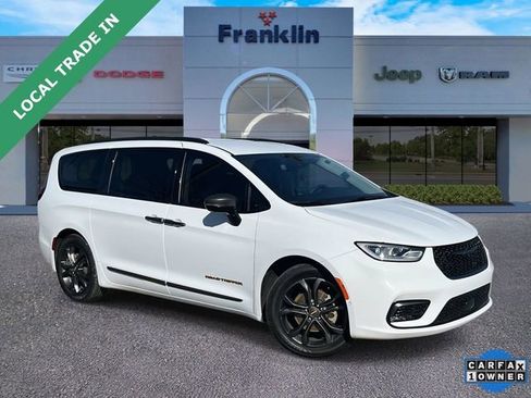 Used 2024 Chrysler Pacifica Touring-L w/ Road Tripper Package image 1