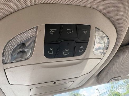 Used 2024 Chrysler Pacifica Touring-L FWD image 37