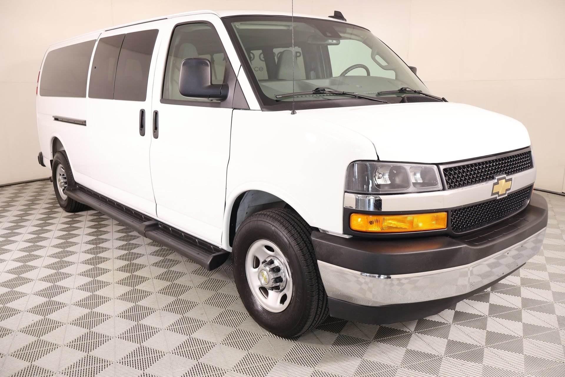 Used 2025 Chevrolet Express 3500 LT w/ LT Preferred Equipment Group RWD image 1