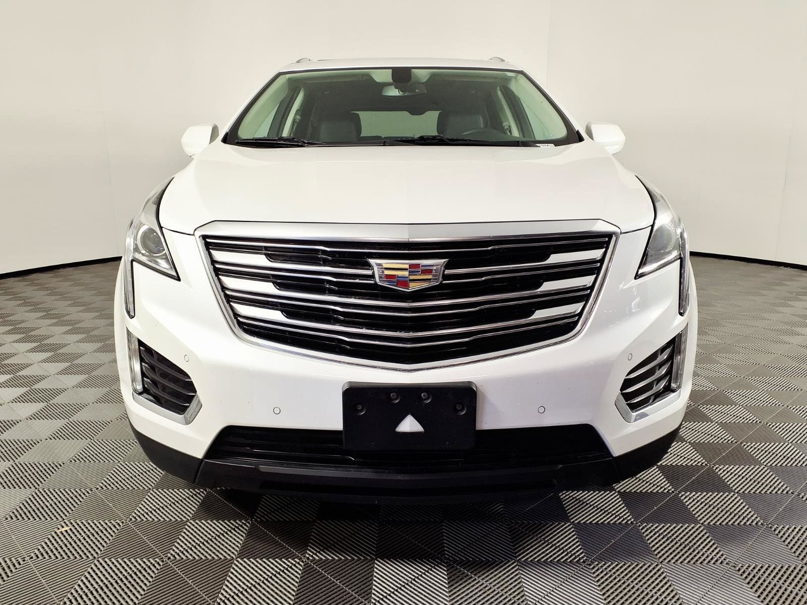 Used 2017 Cadillac XT5 Luxury FWD image 2