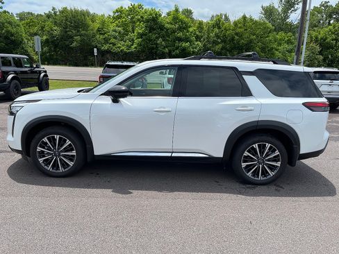 Used 2026 Nissan Pathfinder Platinum AWD/4WD image 5