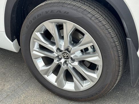 Certified 2025 Toyota Highlander Limited AWD/4WD image 4