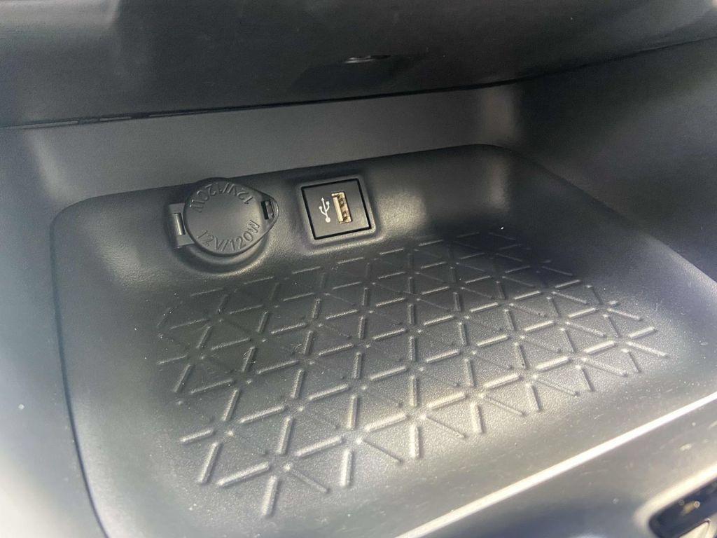 Used 2025 Toyota RAV4 XLE AWD/4WD image 28