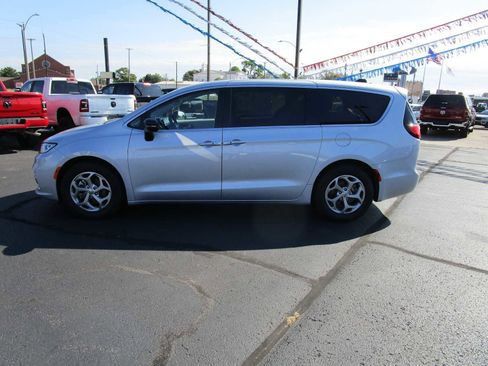 Certified 2024 Chrysler Pacifica Limited image 8