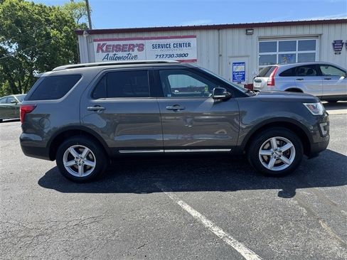 Used 2017 Ford Explorer XLT w/ Equipment Group 202A AWD/4WD image 1